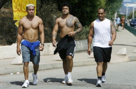 Jerry Collins,  Sione Lauaki et Neemia Tialata à Porticcio près d'Ajaccio, fin août 2007 REUTERS/Bogdan Cristel (FRANCE)