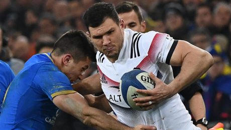 France's winger Remy Grosso (R) runs to evade Italy's fly-half Tommaso Allan (L) during the Six Nations international rugby union match between France and Italy at the Velodrome Stadium in Marseille, southeastern France, on February 23, 2018. / AFP PHOTO / boris HORVAT