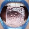 jeune-femme-tenant-un-glacon-entre-ses-dents-10731918yphic_2041.jpg